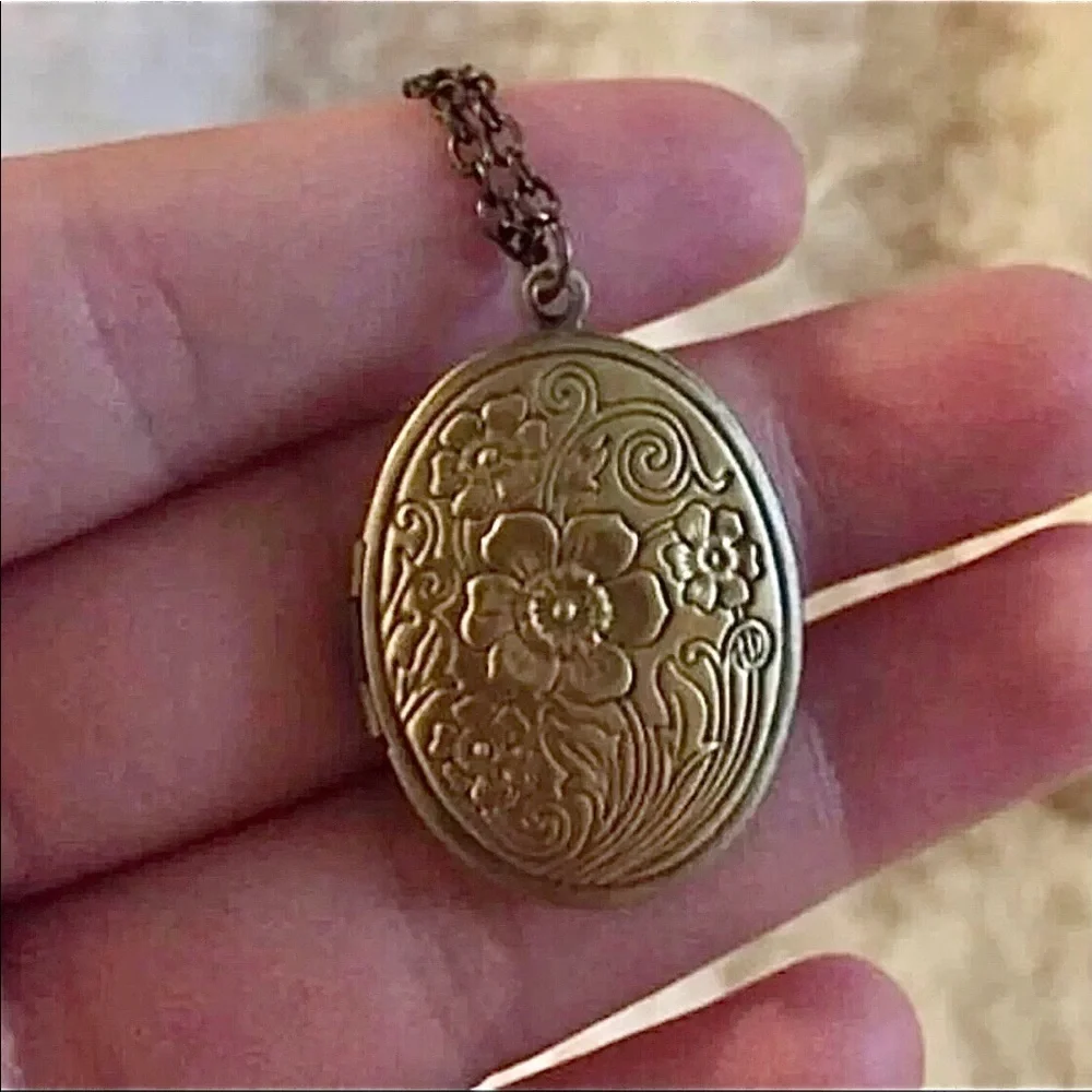 𝅺antiqued bronze flower leaf‎ Photo Locket. - Picture 4 of 9